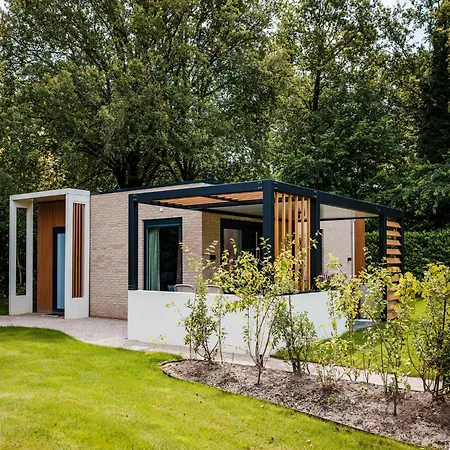 In Veluwe Peaceful Retreat, Cleaning Included Дом отдыха